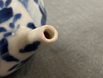 Een Chinese blauw-witte driepotige theepot met figuren in een landschap, Kangxi